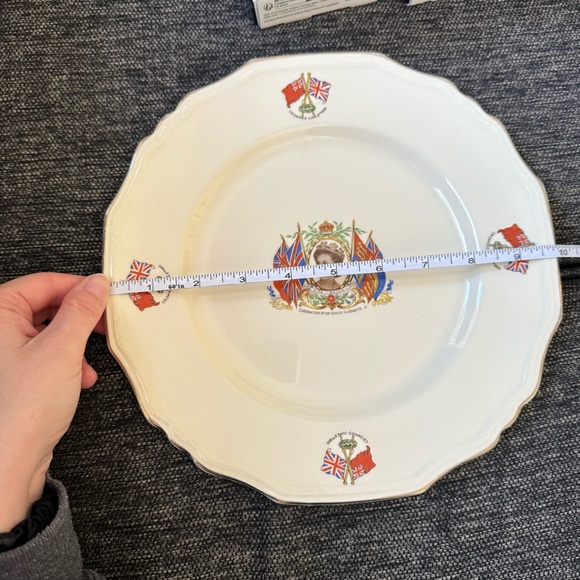 Elegant Cream Decorative Plate with British Motif - Picture 4 of 5